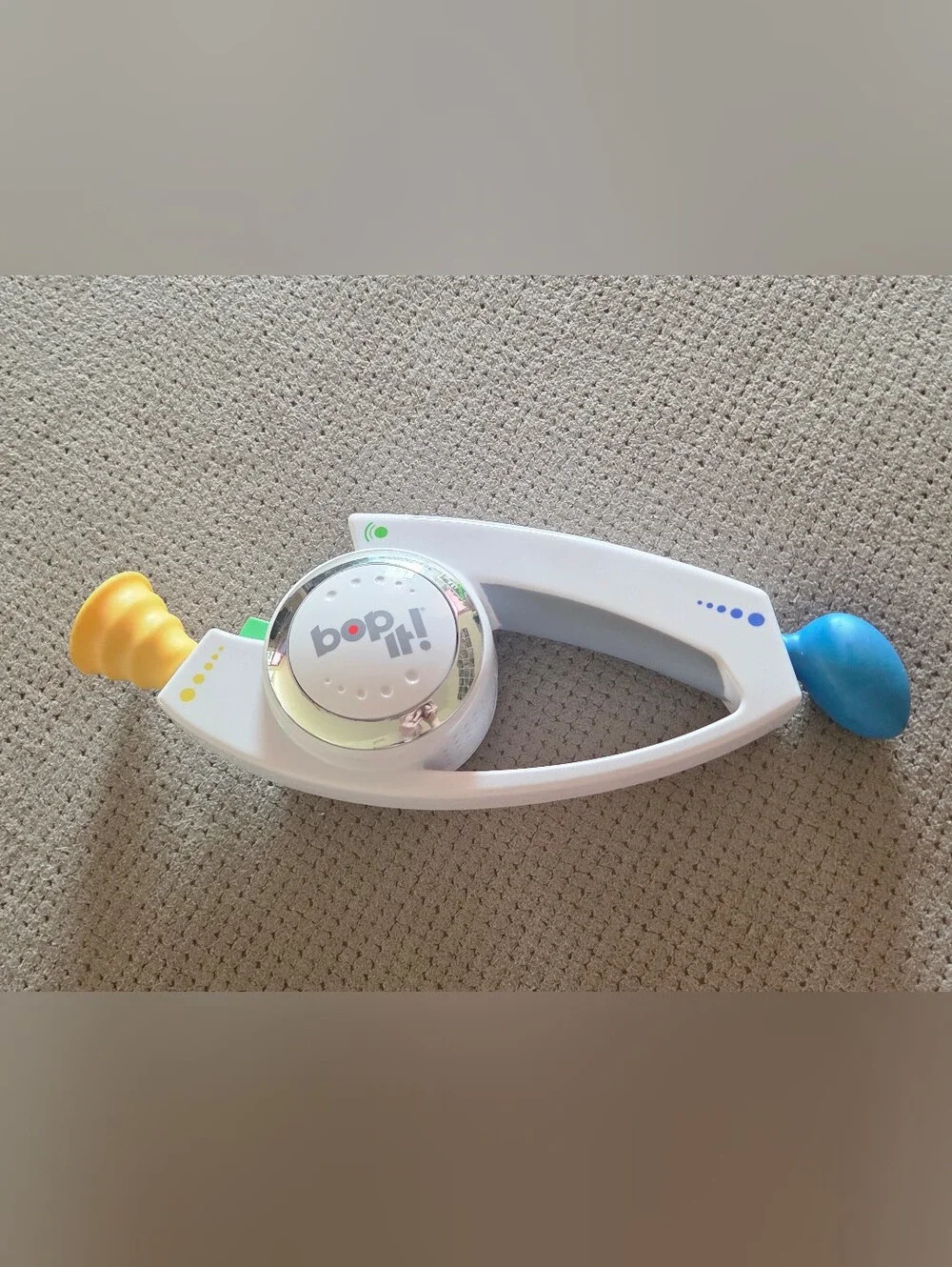 Bop It! Electronic Handheld Game White Shout Twist Pull Hasbro 2008 Tested Works